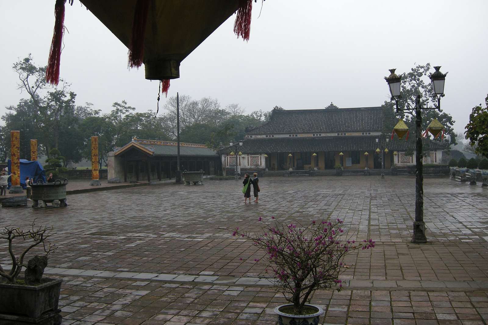 Market and food scene in Hue