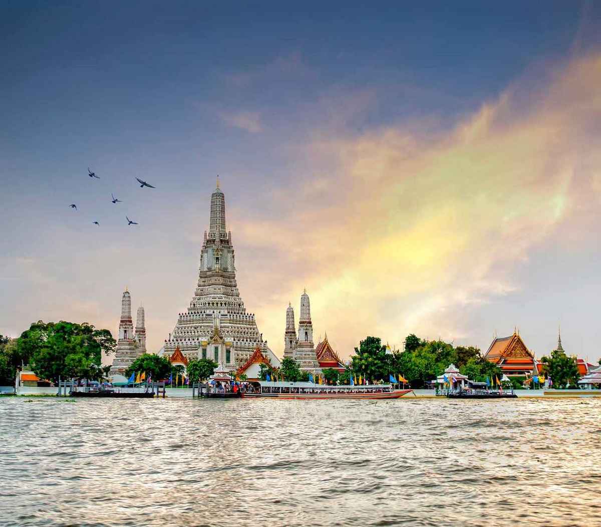 Thailand bangkok wat arun temple in morning